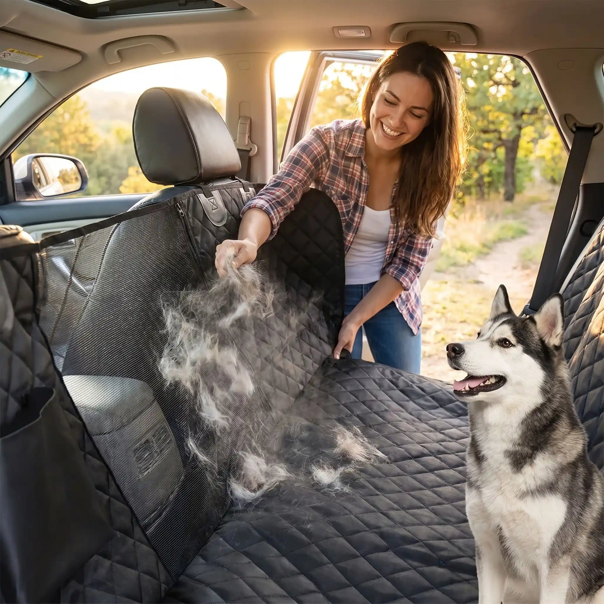 Housse de siège voiture chien noire matelassée, bordures et panneaux latéraux